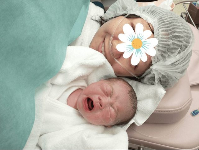 帝王切開での出産直後の私と赤ちゃんを撮影した写真
