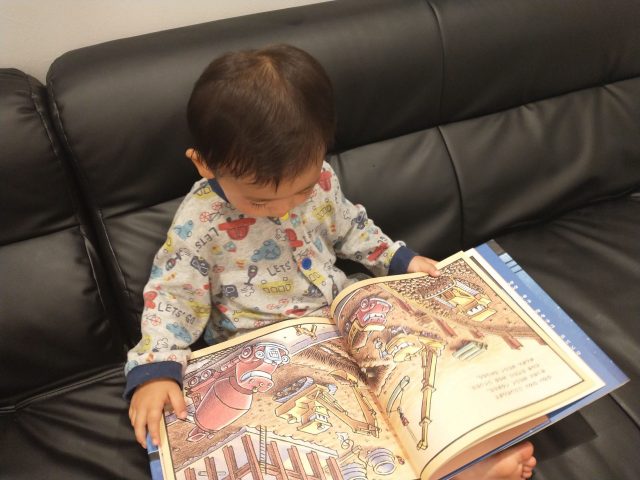 絵本を読んでいる私の息子を撮影した写真